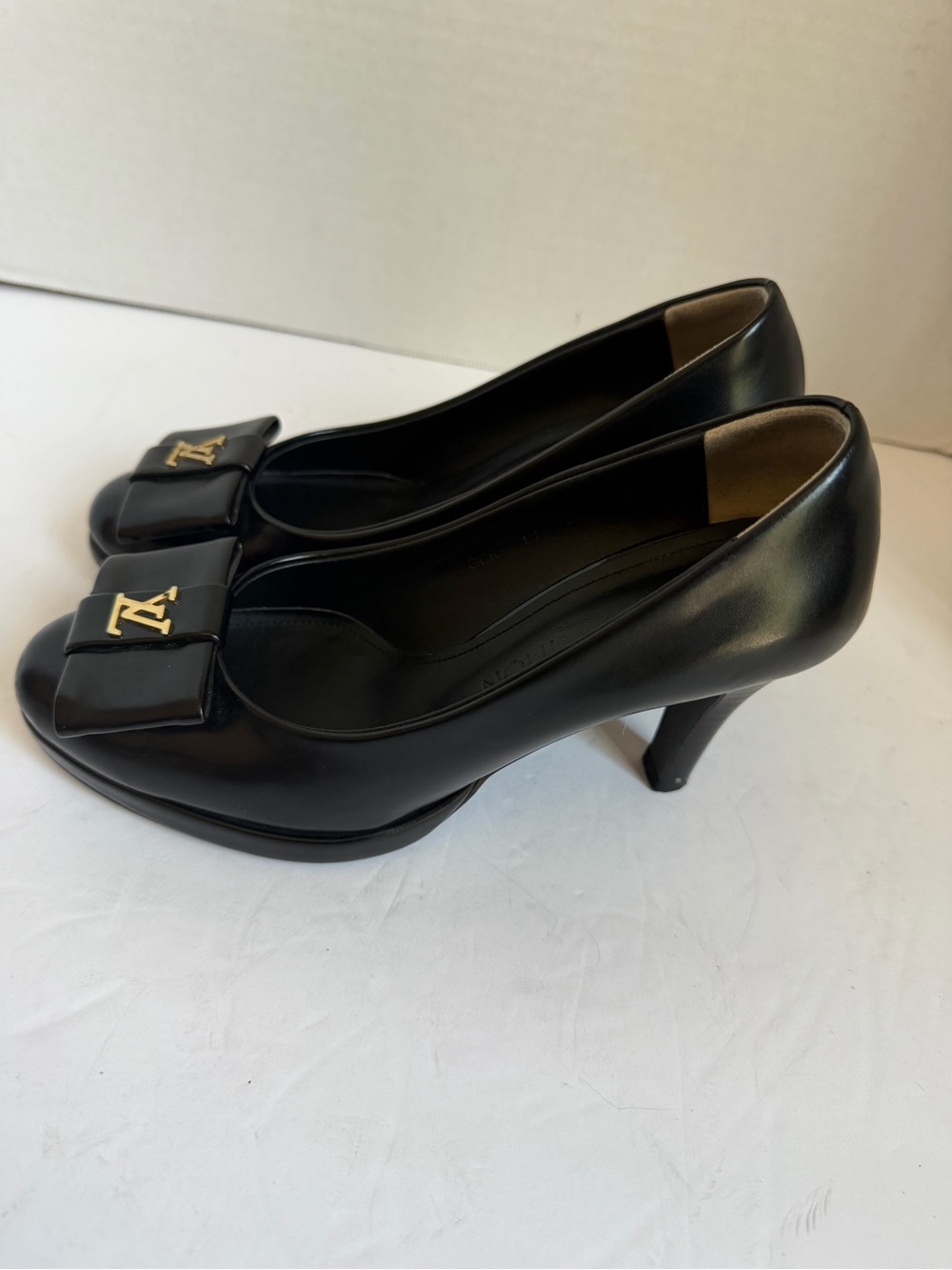 Black Leather Bow Accent Pumps with Gold Logo